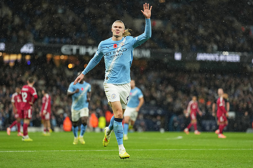 荷兰碾压曼城,莱万统治全场的简单介绍 荷兰碾压曼城,莱万统治全场的简单介绍