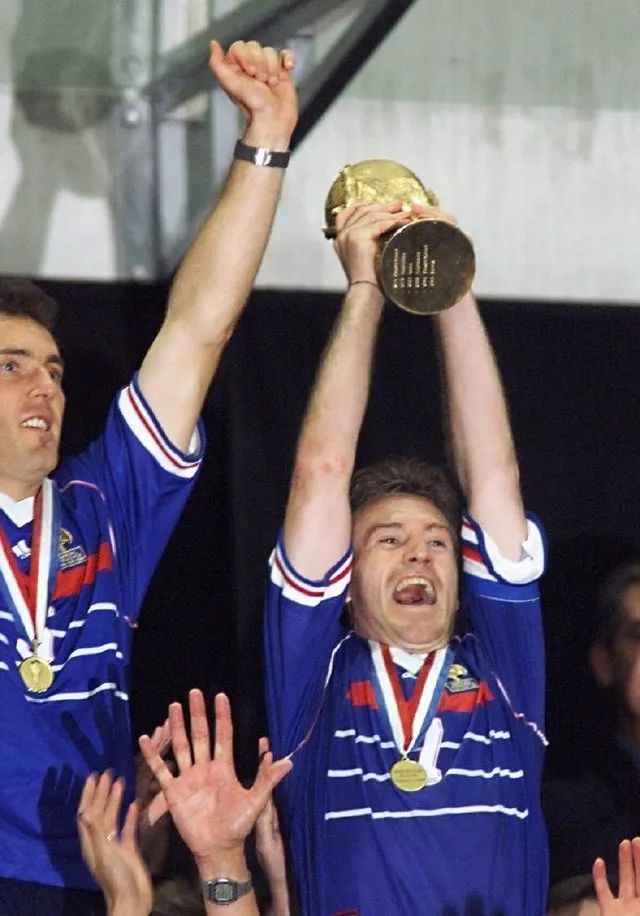 马来西亚队鏖战法国队,黄鸭组合点燃赛场 马来西亚队鏖战法国队,黄鸭组合点燃赛场